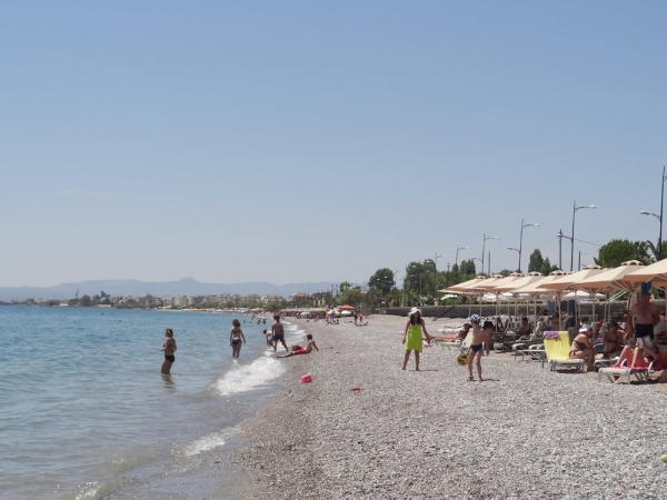 Ικανοποιημένοι από την κίνηση οι καταστηματάρχες στην παραλία Καλαμάτας: Ο κόσμος πήγε για καφέ και μπάνιο στην Παραλία