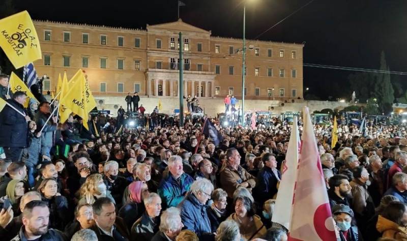 Οι αγρότες “πλημμύρισαν” το Σύνταγμα – Την Πέμπτη κρίνεται το μέλλον των μπλόκων (βίντεο)