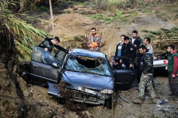 Ηλεία: “Τους φωνάζαμε να φύγουνε” – Οι δραματικές στιγμές πριν παρασυρθεί το ΙΧ (βίντεο)
