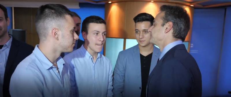 Με τον Μητσοτάκη συναντήθηκαν οι Μεσσήνιοι διακριθέντες στην Ολυμπιάδα Ρομποτικής (βίντεο)