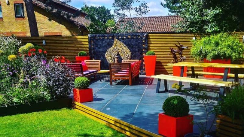 Έλληνας dj από την Καβάλα μεταμορφώνει δεκάδες κήπους στο Λονδίνο