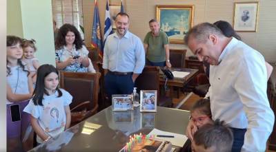 Τούρτα - έκπληξη για τα 55α γενέθλια του δημάρχου Καλαμάτας (βίντεο)