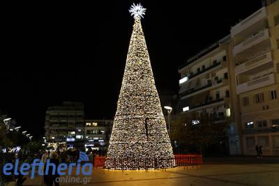 Χριστούγεννα στην Καλαμάτα: Φωταγωγήθηκαν το δέντρο στην πλατεία, η μπάλα και το καράβι στην Παραλία (βίντεο-φωτογραφίες)
