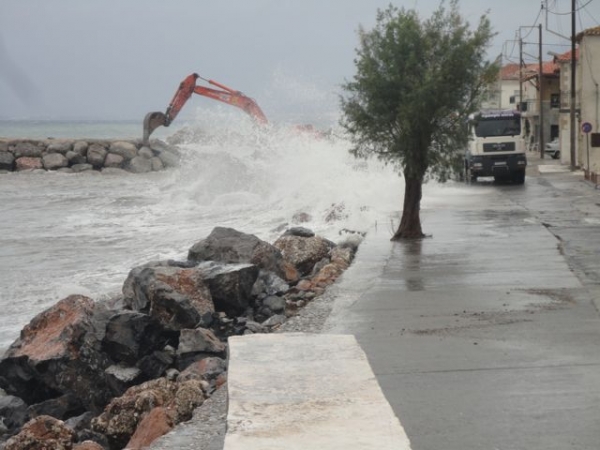Βίντεο από τα κύματα στο Ακρογιάλι 