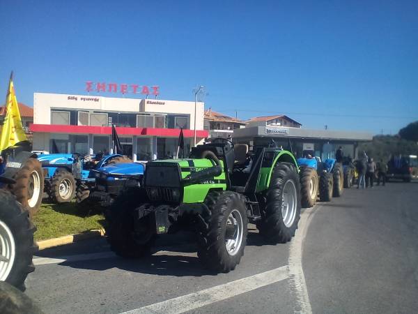Μεγάλη αγροτική κινητοποίηση στον κόμβο του Καλού Νερού (φωτογραφίες)