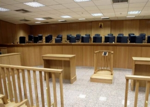 Για φόνους, όπλα και ναρκωτικά: 18 της συμμορίας των εκβιαστών στο εδώλιο