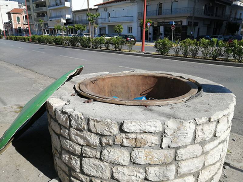 Δυσοσμία από τους ανοιχτούς κάδους