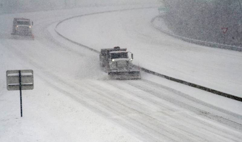 ΗΠΑ: Προβλήματα στους αυτοκινητοδρόμους και ακυρώσεις πτήσεων από τον χιονιά και τους ανεμοστρόβιλους