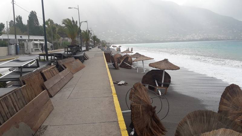 Καλαμάτα: Ζημιές από τα νυχτερινά κύματα στην Παραλία (βίντεο-φωτογραφίες)