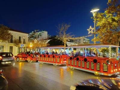 "Σφύριξε" το τουριστικό τρενάκι της Καλαμάτας - Ξεκίνησαν τα δρομολόγια