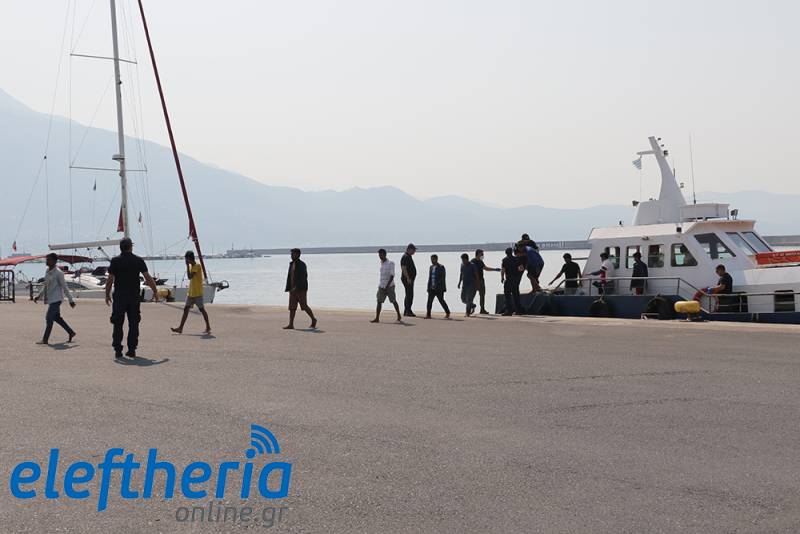 Στο λιμάνι της Καλαμάτας οι 21 μετανάστες που διασώθηκαν ανοιχτά της Πύλου (βίντεο-φωτογραφίες)
