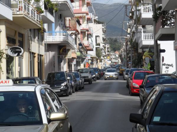 Αυτοκίνητα, θόρυβος, σκοτάδι και κλειστά καταστήματα