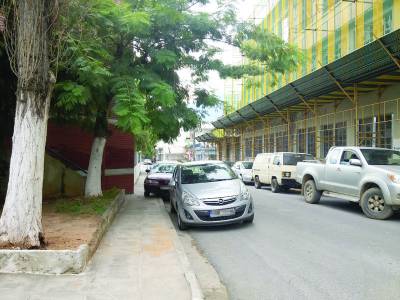 Μαθήματα γαϊδουριάς έξω από το σχολείο