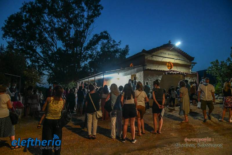 Καλαμάτα: Αρκετοί πιστοί στον εσπερινό του Αγίου Φανουρίου (φωτογραφίες)