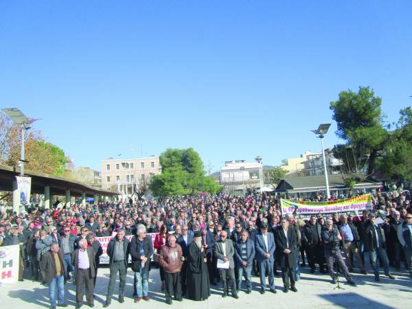 Τι γυρεύει η Εύη Τατούλη δίπλα στο Θανάση Πετράκο; 