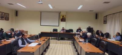 Δημοτικό Συμβούλιο Τριφυλίας: Μετωπική σύγκρουση για την πιάτσα ταξί στην Κυπαρισσία