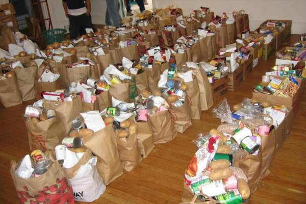 Συγκεντρώνουν είδη για τους πρόσφυγες στην Πυλία