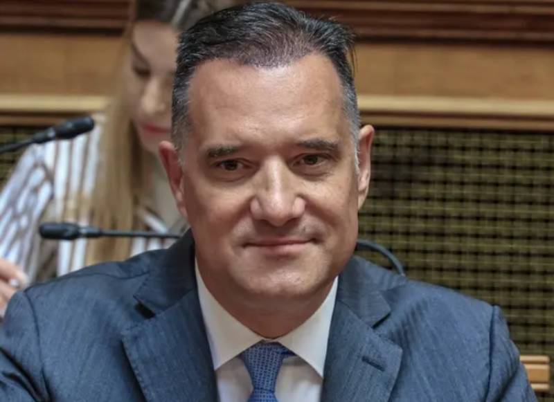 Άδωνις Γεωργιάδης: Αγνώριστος με το νέο του look στη Βουλή