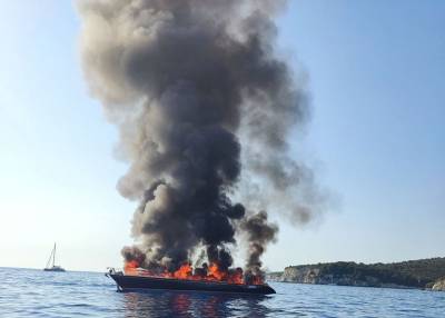 Πυρκαγιά σε ιστιοφόρο με 7 Ιταλούς βορειοανατολικά των Αντίπαξων