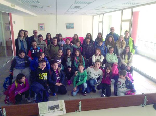 Μαθητές του 2ου Δημοτικού Χώρας στα γραφεία της “Ε”