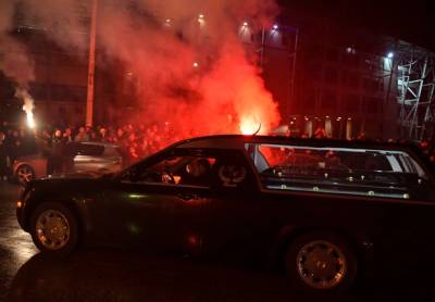 Στη Θεσσαλονίκη το C-130 με τις σορούς των επτά οπαδών του ΠΑΟΚ (Βίντεο)