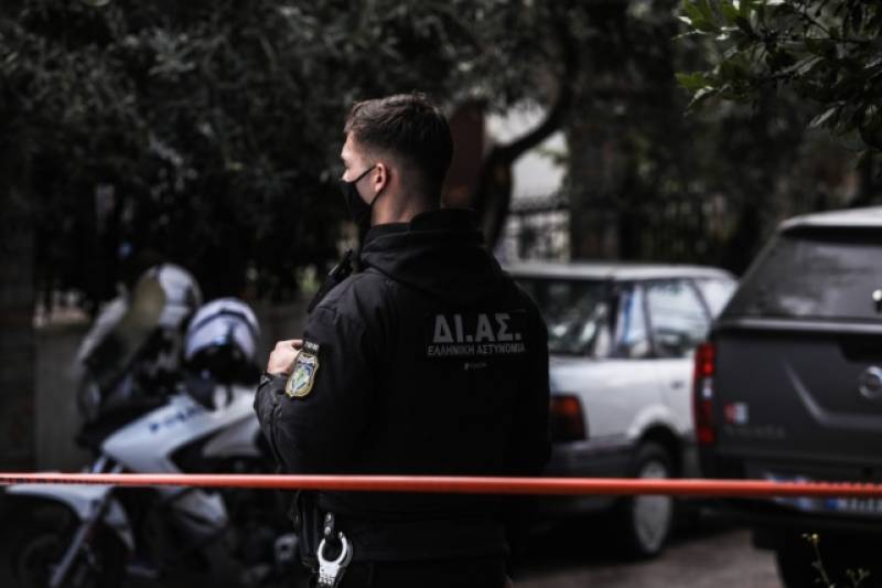 Άγιος Παντελεήμονας: Ένας νεκρός και ένας τραυματίας σε είσοδο πολυκατοικίας (βίντεο)