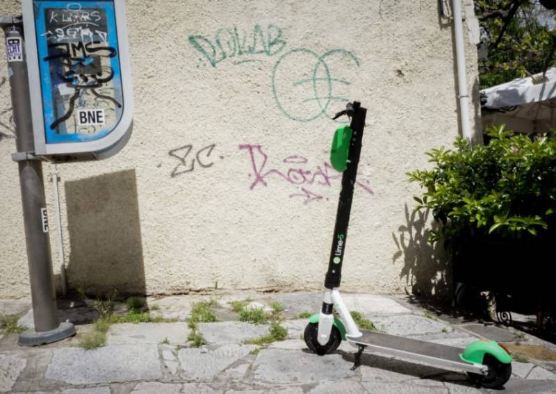 Hλεκτρικά πατίνια: Τι ορίζει ο νόμος για τη χρήση τους (Βίντεο)