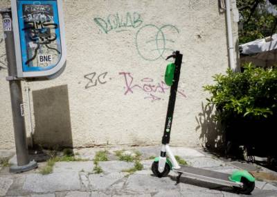 Hλεκτρικά πατίνια: Τι ορίζει ο νόμος για τη χρήση τους (Βίντεο)