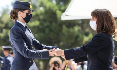 Τα ξίφη στους νέους ανθυποσμηναγούς επέδωσε η Κατερίνα Σακελλαροπούλου