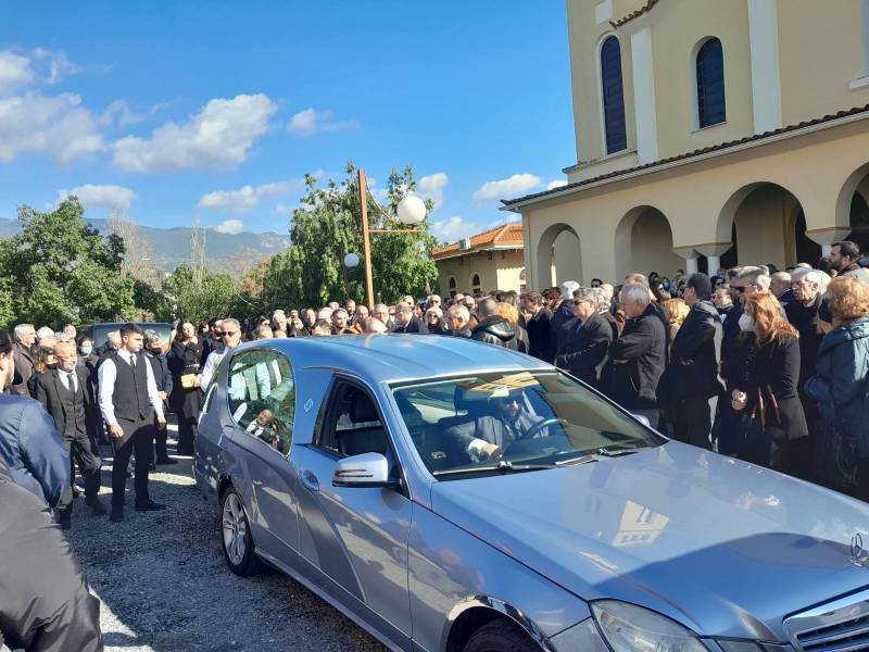 Καλαμάτα: Πλήθος κόσμου στο τελευταίο &quot;αντίο&quot; στον Γιάννη Χριστόπουλο (βίντεο-φωτογραφίες)