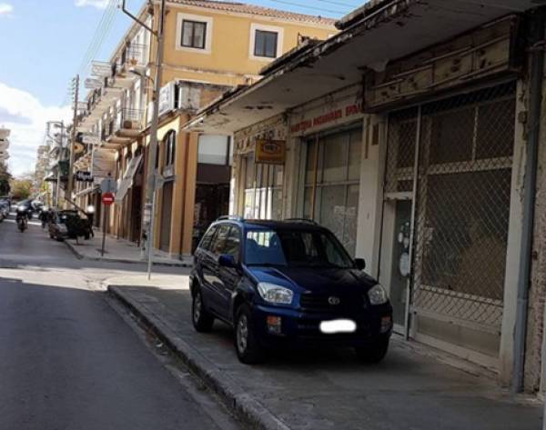 Στάθμευση στο πεζοδρόμιο