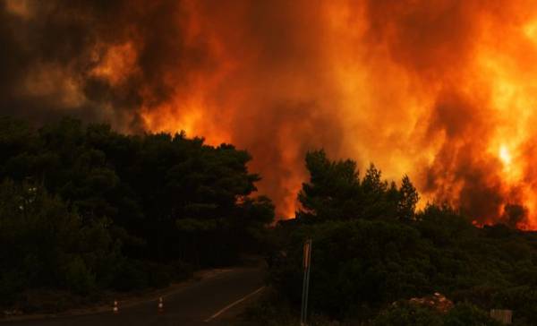 Πυρκαγιές σε εξέλιξη σε Αρκαδία, Φθιώτιδα και Κέα