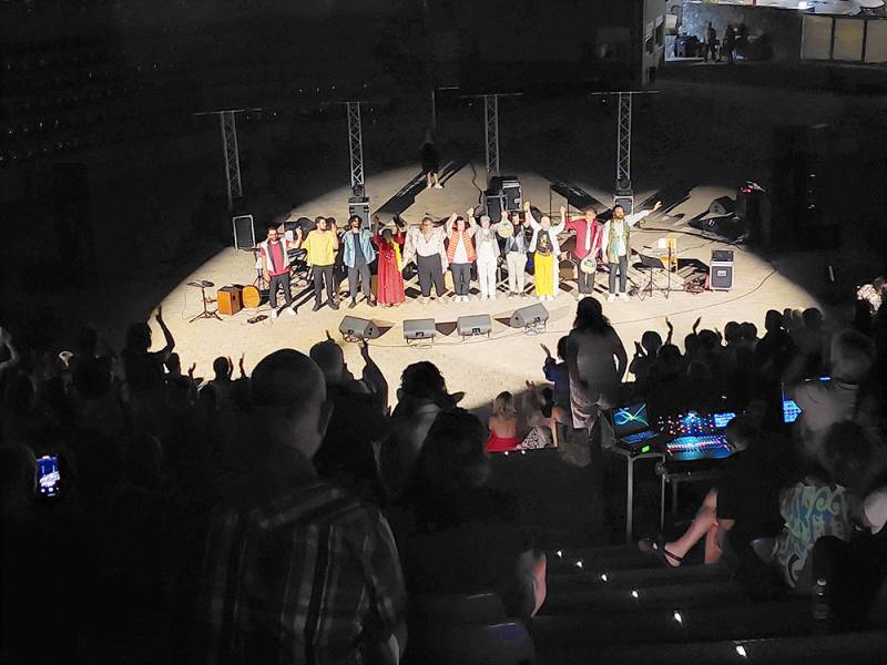 Καλαμάτα: Ομορφο πρόγραμμα από τον Σταμάτη Κραουνάκη και "Τ' αηδόνια του θέρους" (βίντεο)