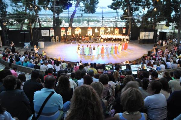 "Παιχνίδια στις αυλές, χοροί στις γειτονιές" από το Μορφωτικό Σύλλογο Μεσσηνίας (βίντεο και φωτογραφίες)