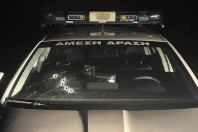 Διέφυγαν μετά τη σύγκρουση με το υπηρεσιακό της Ασφάλειας μετά από καταδίωξη στην παλιά ΕΟ Καλαμάτας - Τρίπολης