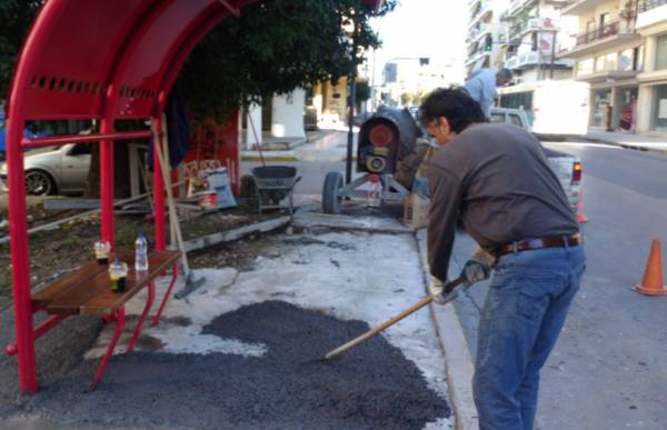 Τσιμέντο σε στάση του αστικού ΚΤΕΛ