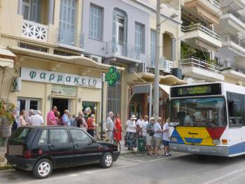Μαθήματα πολιτισμού από Αγγλους τουρίστες στην Καλαμάτα