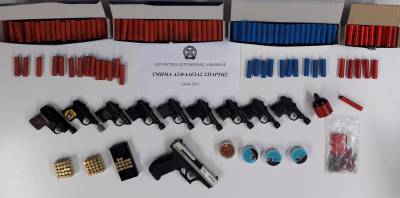 Εκατοντάδες φωτοβολίδες και πιστόλια εκτόξευσης βρέθηκαν σε χωριό της Σπάρτης