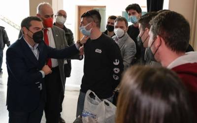 Τσίπρας: Άμεση μείωση του ΦΠΑ στα τρόφιμα και στα προϊόντα μαζικής κατανάλωσης