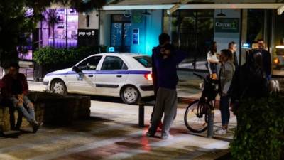 Έφοδος της ΕΛ.ΑΣ στην πλατεία Βαρνάβα στο Παγκράτι λόγω συνωστισμού