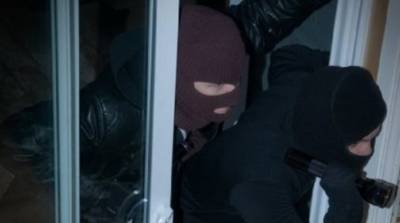 Θρασύτατη ληστεία στον Αρι Μεσσηνίας: Δύο κουκουλοφόροι χτύπησαν 85χρονη μέσα στο σπίτι της