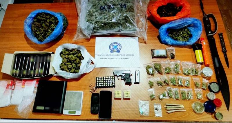 Σύλληψη 29χρονου που διακινούσε ναρκωτικά έξω από σχολείο στο Χαλάνδρι (βίντεο)