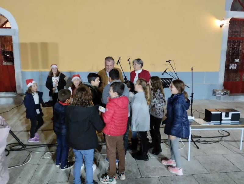 Φωταγώγηση δέντρου στο Χωματερό