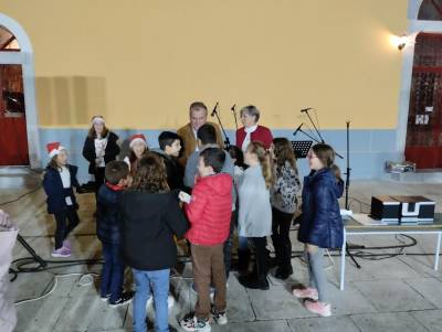 Φωταγώγηση δέντρου στο Χωματερό