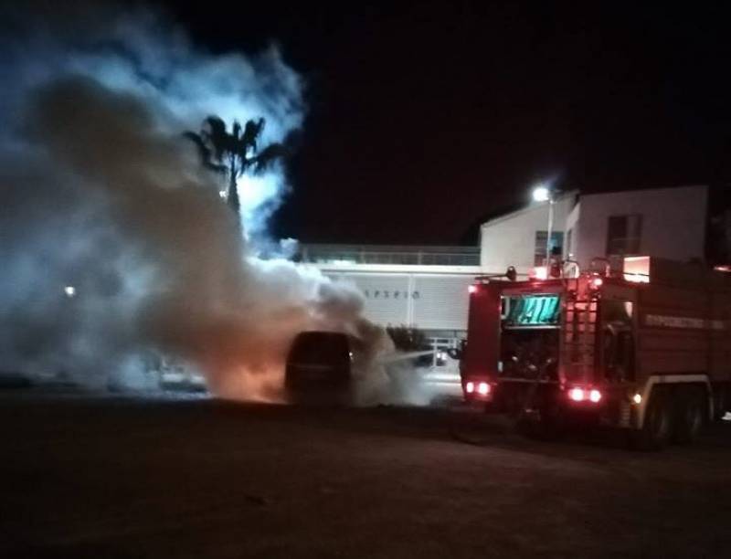 Φωτιά σε αυτοκίνητο έξω από το δημαρχείο Μεσσήνης