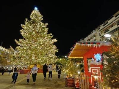 Καλαμάτα: Ανανεωμένη η «Πλατεία των Ευχών» - Η δράση που "μεταμόρφωσε" το εορταστικό προφίλ του κέντρου