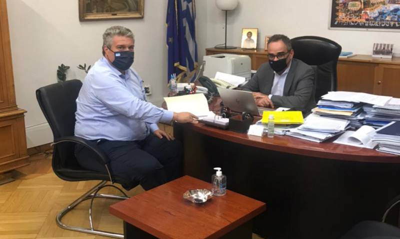 Κοντοζαμάνης σε Χρυσομάλλη: Προσλήψεις στα νοσοκομεία και ΕΚΑΒ στην Κορώνη