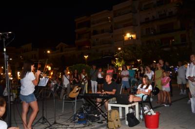 Νεανικές χορωδίες στο λιμάνι της Καλαμάτας