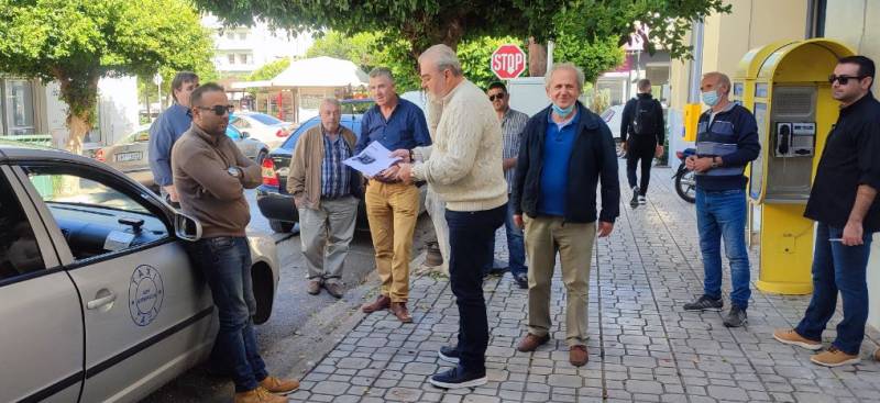 Λεβεντάκης με ταξιτζήδες για μεταφορά πιάτσας