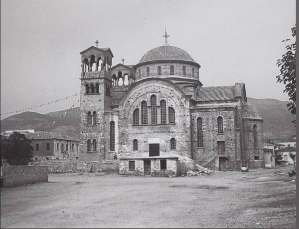 Το επετειακό λεύκωμα των Ταξιαρχών συγκίνησε τους Καλαματιανούς